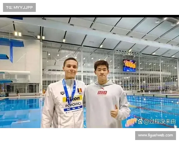 泳池边的尊重:世锦赛训练场波波维奇与潘展乐交换泳帽 泳池边的尊重:世锦赛训练场波波维奇与潘展乐交换泳帽