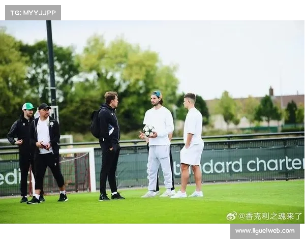 俱乐部传奇球星现场观战，看台致敬仪式举行