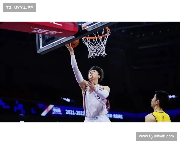 上海队王哲林扣篮提振士气